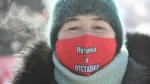 Un manifestante en Vladivostok usa una máscara que dice: "Putin debe renunciar" Fuente: BBC