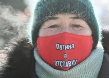 Un manifestante en Vladivostok usa una máscara que dice: "Putin debe renunciar" Fuente: BBC