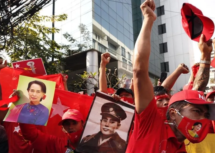 Manifestantes contra el golpe de Estado. /EFE / RUNGROJ YONGRIT