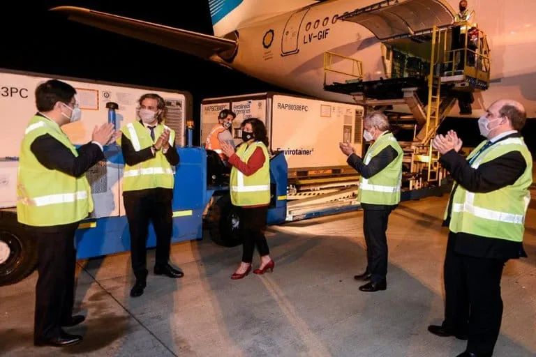 Llegan las 900.000 vacunas chinas al país