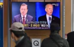 La gente ve un programa de noticias de televisión que informa sobre las elecciones presidenciales de EE. UU. Que muestra imágenes del presidente electo de EE. UU. Joe Biden (R) y del presidente de Corea del Sur, Moon Jae-in (L), en una estación de tren en Seúl el 9 de noviembre de 2020. (Foto de Jung Yeon-je / AFP)