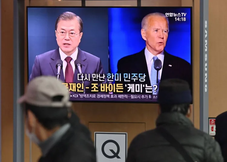 La gente ve un programa de noticias de televisión que informa sobre las elecciones presidenciales de EE. UU. Que muestra imágenes del presidente electo de EE. UU. Joe Biden (R) y del presidente de Corea del Sur, Moon Jae-in (L), en una estación de tren en Seúl el 9 de noviembre de 2020. (Foto de Jung Yeon-je / AFP)