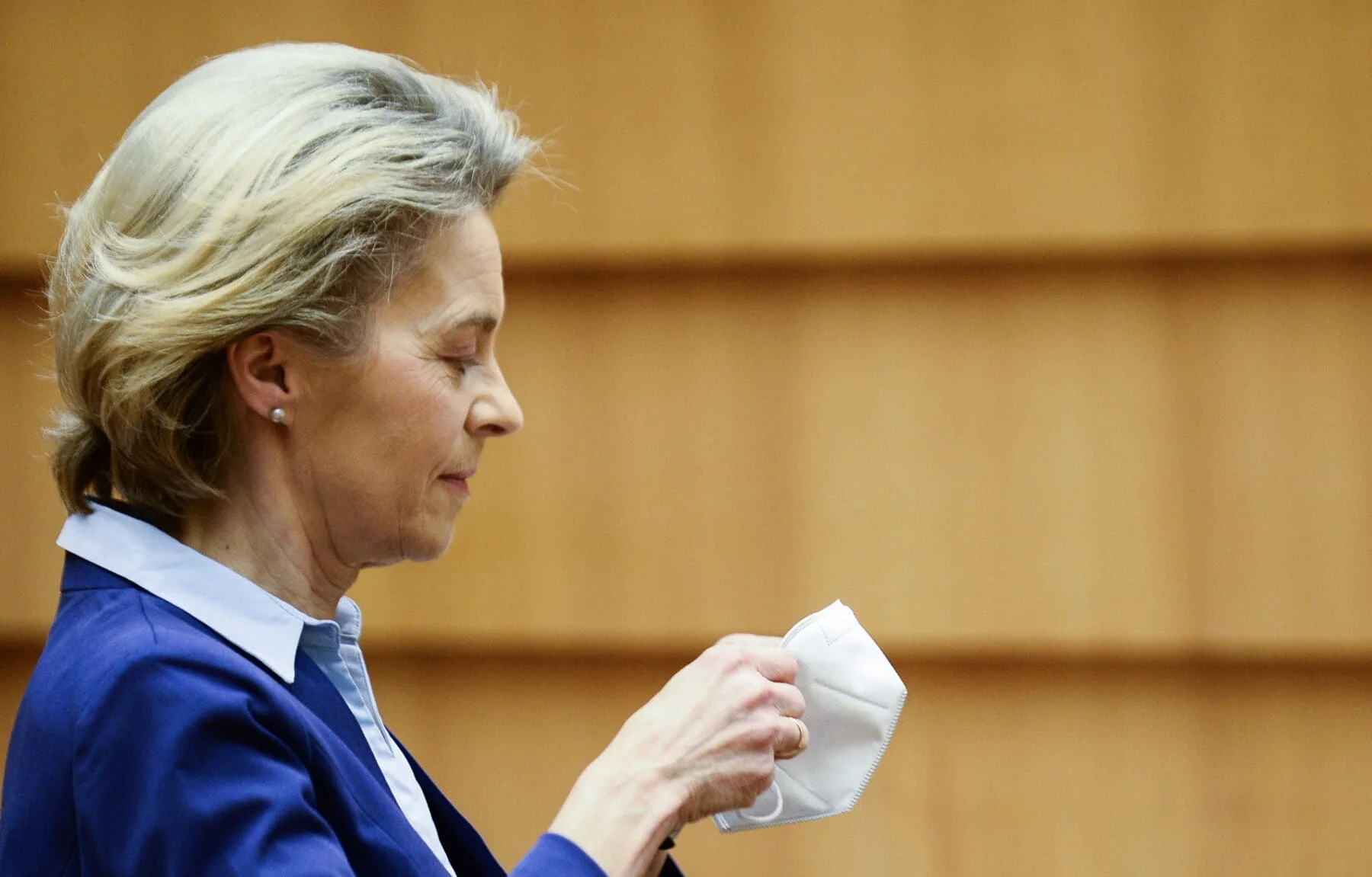 “La Unión Europea tardó en aprobar las vacunas”, admite von der Leyen.