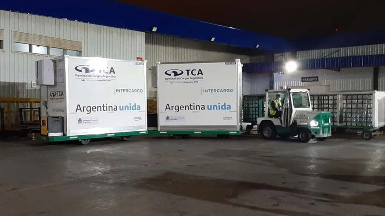 Argentina recibe el primer lote de 580 mil dosis de la vacuna Covishield elaboradas en India