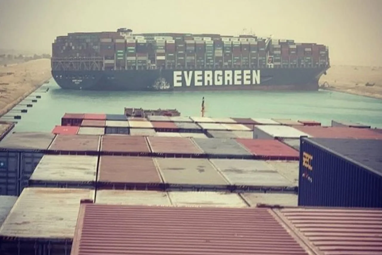 Un buque de carga bloquea el Canal de Suez