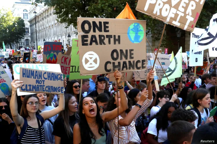 People attend a climate change demonstration in London, Britain, September 20, 2019. REUTERS/Simon Dawson - RC1564F43FC0