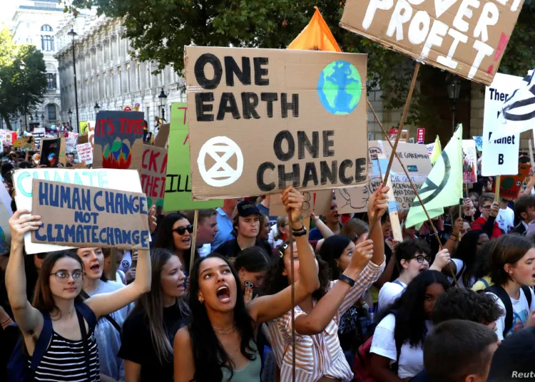 People attend a climate change demonstration in London, Britain, September 20, 2019. REUTERS/Simon Dawson - RC1564F43FC0