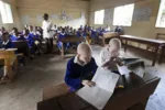 Escuela Mwereni en Moshi, Tanzania - Escritorios alejados de la luz solar directa para estudiantes albinos. Autor:  Sean Robson.