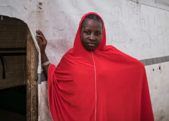 Hafsa Oumar, refugiada nigeriana de 16 años, se apoya en la puerta de un aula en el campamento de Dar es Salam, en la región del Lago Chad. Hafsa se matriculó en la escuela por primera vez cuando llegó a Chad, pero dejó de asistir a clases después de casarse. Fuente: UNICEF