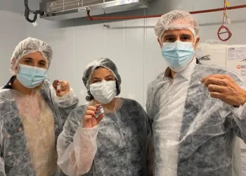 La ministra Vizzotti junto a los directivos de Laboratorios Richmond. Fuente Telam