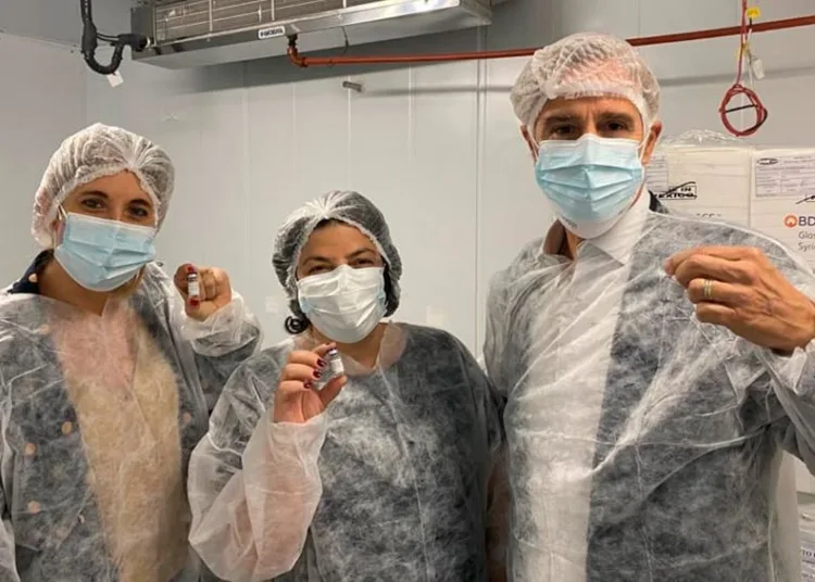 La ministra Vizzotti junto a los directivos de Laboratorios Richmond. Fuente Telam