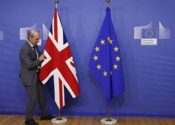 Banderas del Reino Unido y de la Unión Europea. (Reuters)