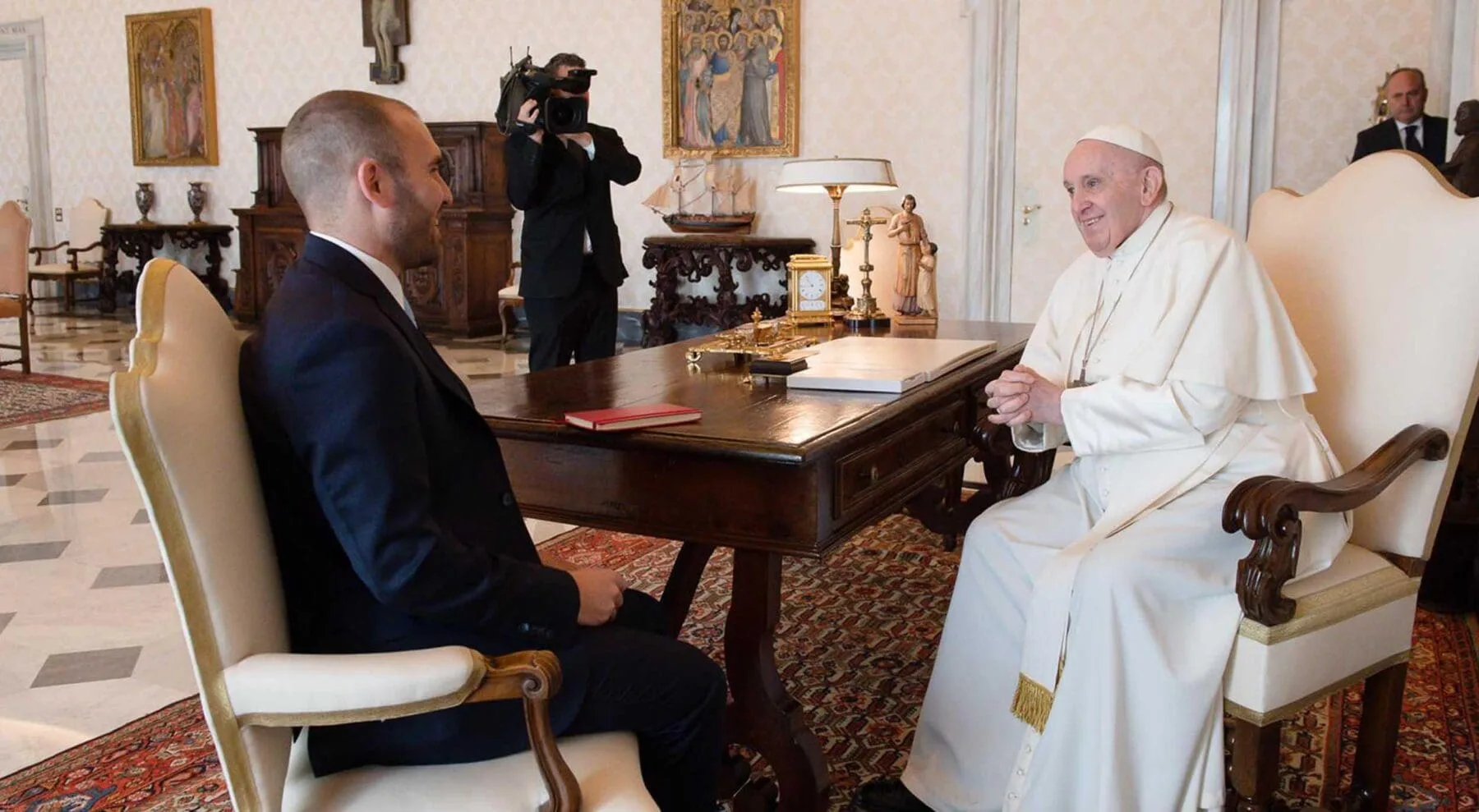 El ministro de economía Guzmán se reunió con el Papa para hablar de la deuda