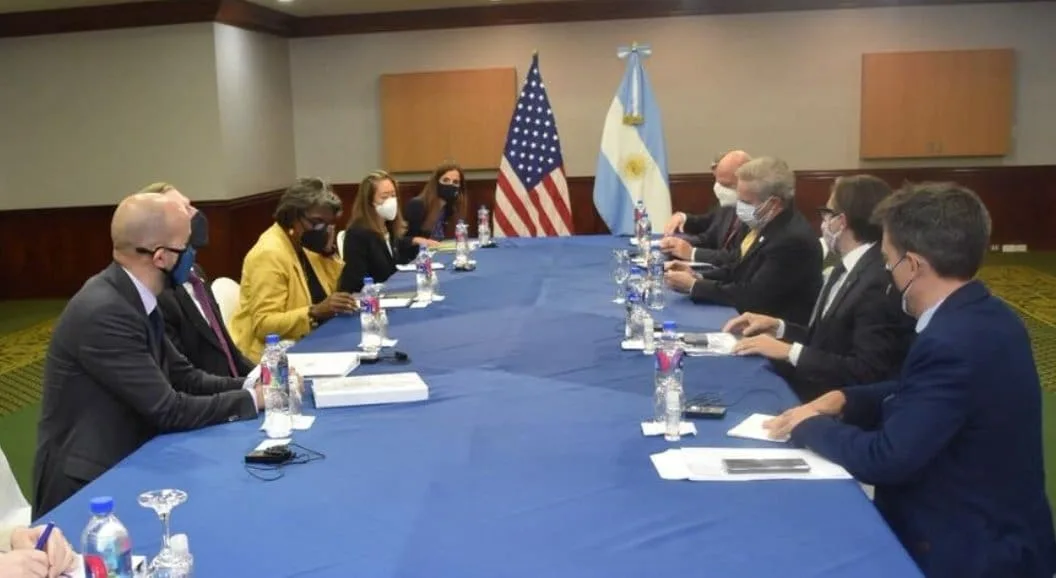 El canciller Felipe Solá se presenta en Ecuador y se reunió con la delegación estadounidense