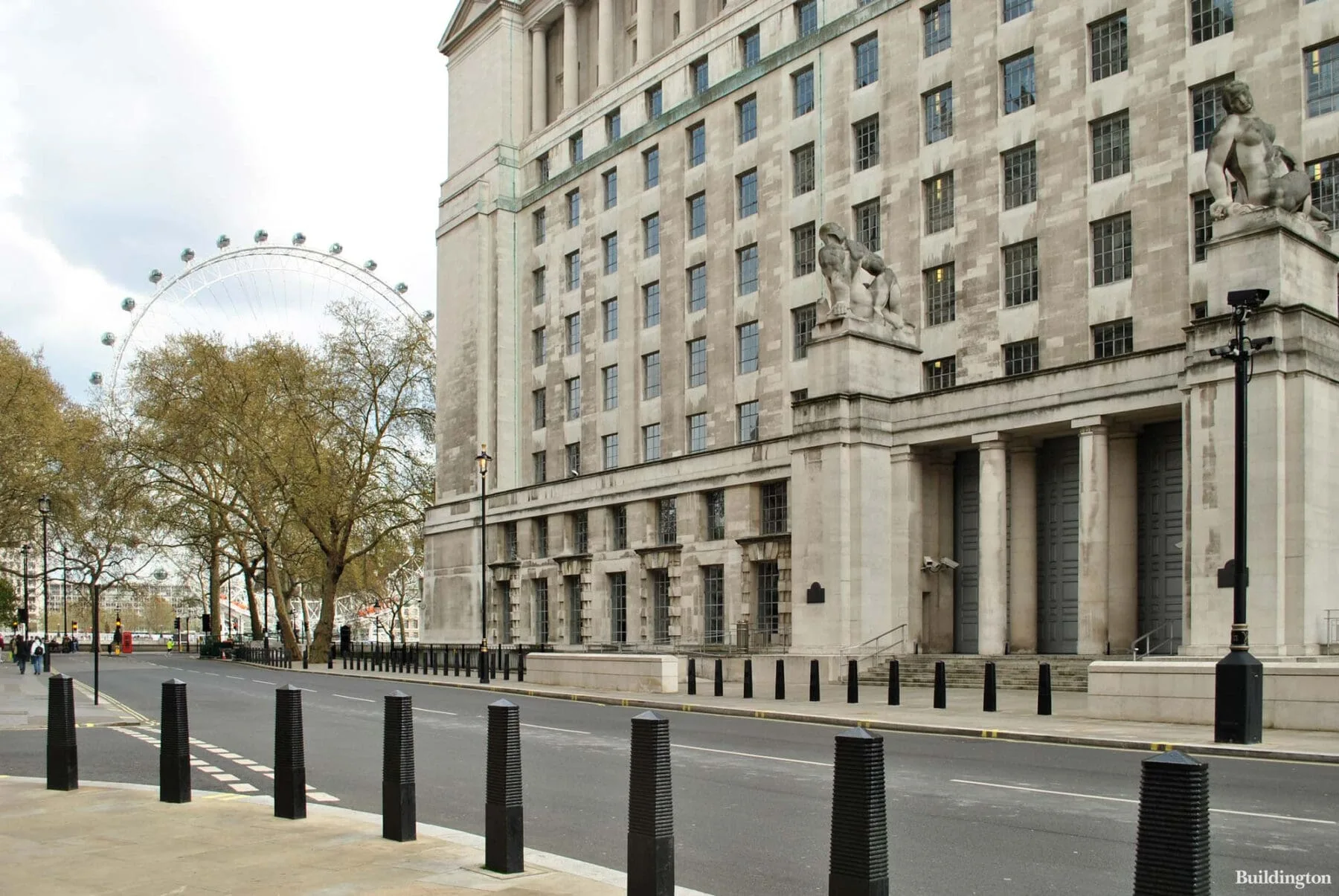 Reino Unido: Documentos clasificados del Ministerio de Defensa encontrados en una parada de autobús