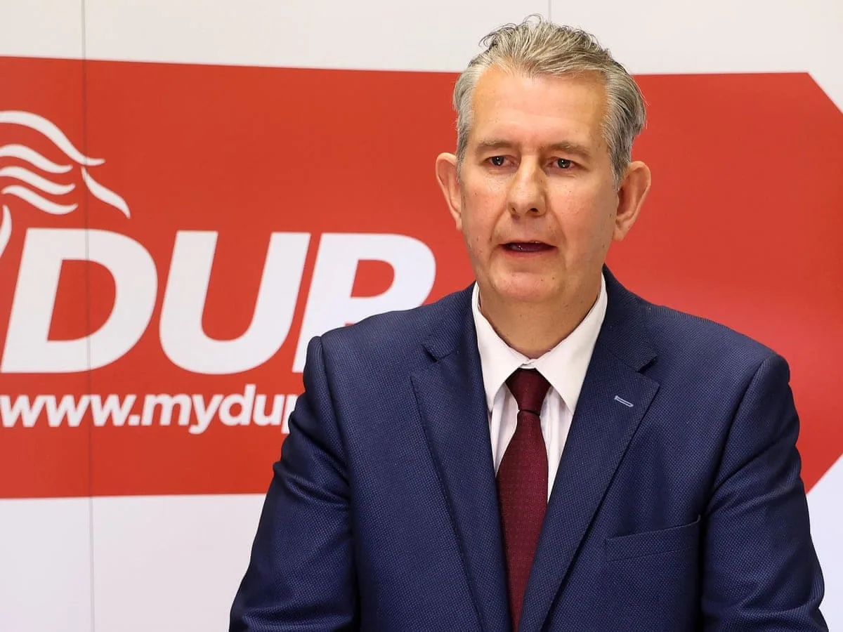 El líder del DUP de Irlanda del Norte dimite después de sólo tres semanas