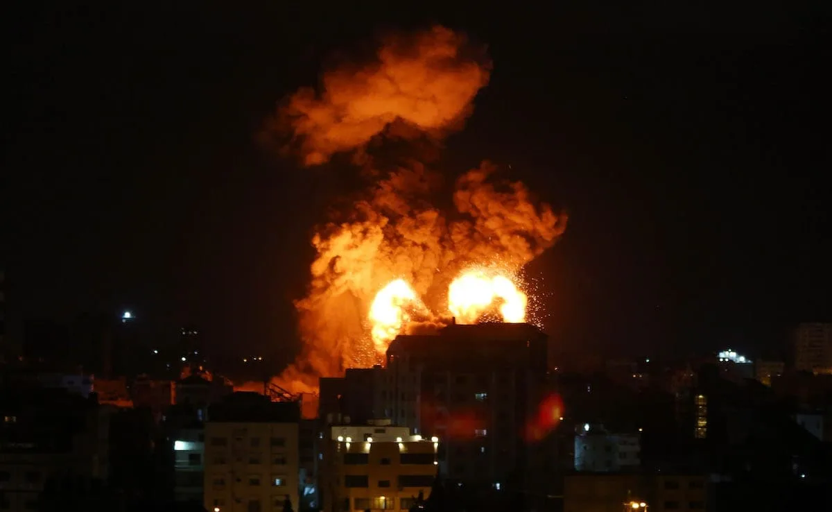 Israel ataca posiciones de Hamás en Gaza en respuesta al lanzamiento de globos incendiarios