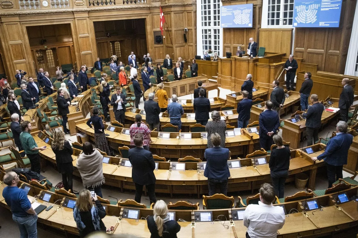 Dinamarca aprueba una ley para deportar a los solicitantes de asilo fuera de Europa a pesar de las protestas