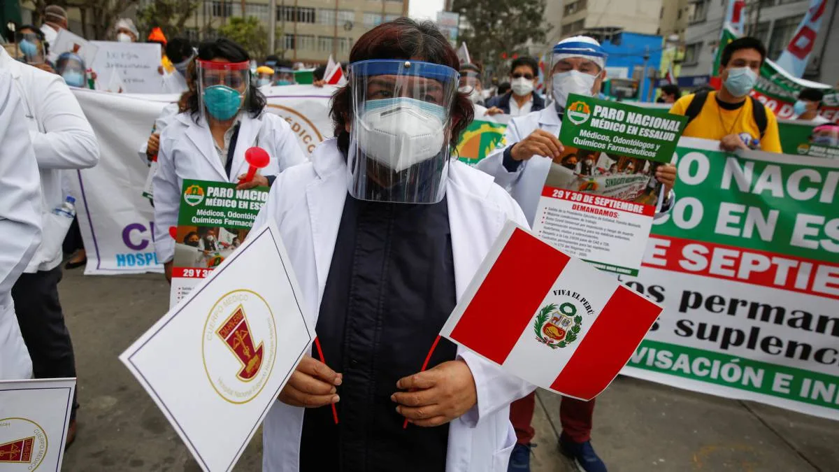 Perú actualiza la cifra de muertos por la pandemia, que ahora es la peor del mundo per cápita