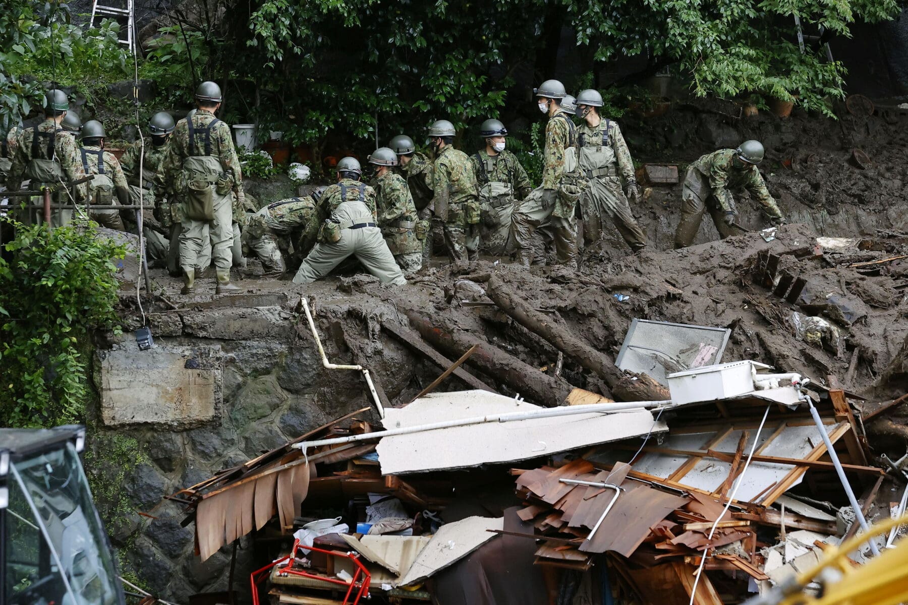 Los equipos de rescate de Japón buscan a 80 desaparecidos tras fuertes tormentas y aludes en Atami
