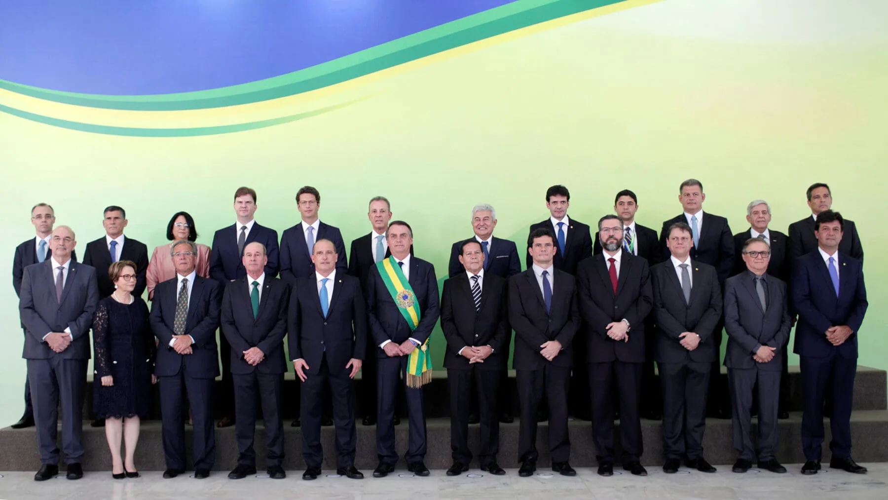 Bolsonaro planea una remodelación ministerial para complacer a sus aliados