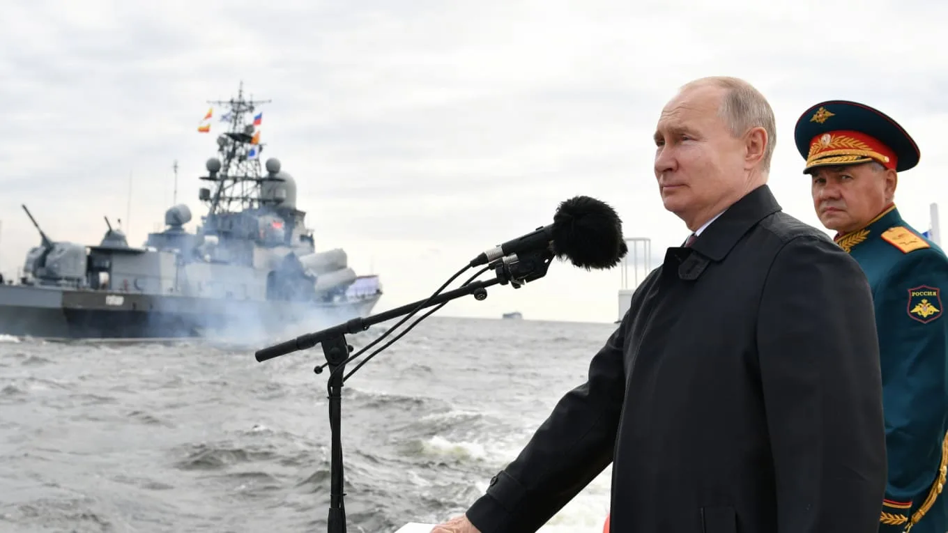 Putin advierte de ataques “letales” en un desfile de buques de guerra de la Armada rusa