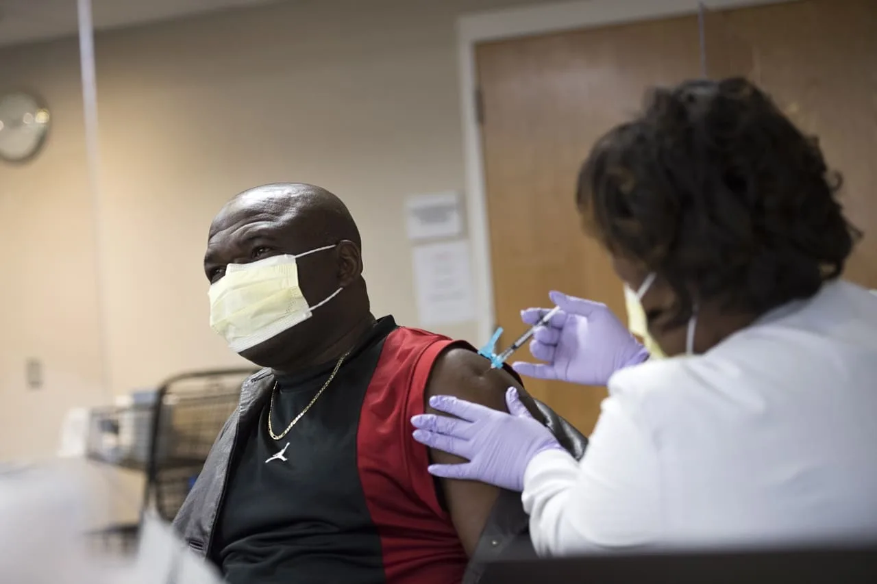 Activistas sudafricanos denuncian a Johnson & Johnson por exportar vacunas