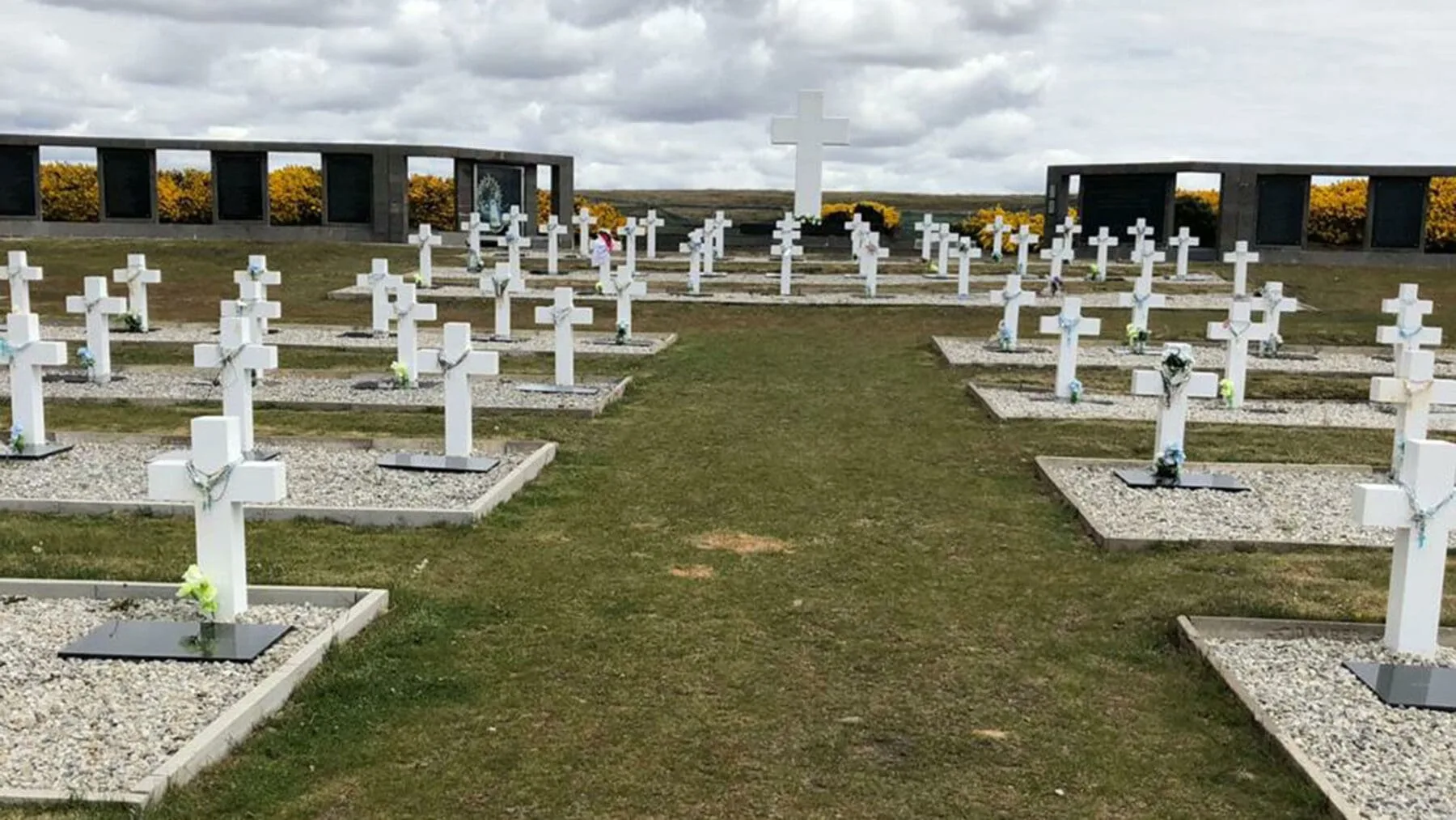 Malvinas: comienza el trabajo del equipo forense para identificar soldados en las Islas