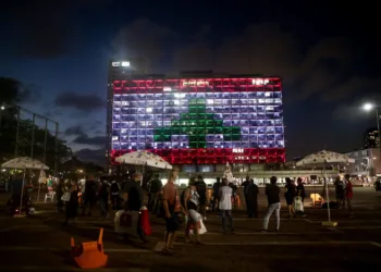 The Tel Aviv municipality on Rabin square, is lit up with the Lebanese flag, in solidarity with the victims who were killed in the Beirut explosion, on August 5, 2020. Photo by Miriam Alster/Flash90 *** Local Caption *** כיכר רבין
תל אביב
לבנון
פיצוץ
דגל
ישראל