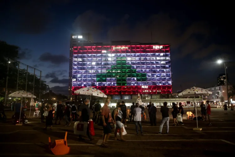 The Tel Aviv municipality on Rabin square, is lit up with the Lebanese flag, in solidarity with the victims who were killed in the Beirut explosion, on August 5, 2020. Photo by Miriam Alster/Flash90 *** Local Caption *** כיכר רבין
תל אביב
לבנון
פיצוץ
דגל
ישראל