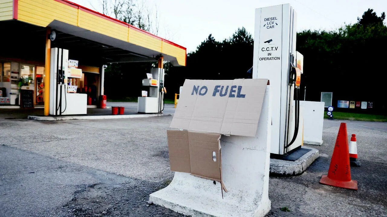 El Reino Unido dice que la crisis de combustible está controlada, pero se mantiene la escasez en varias ciudades