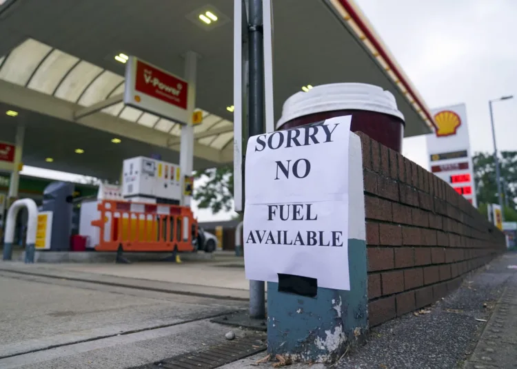 Un letrero que anuncia que no hay gasolina, el domingo 26 de septiembre de 2021, en una gasolinera de Bracknell, Inglaterra. (Steve Parsons/PA via AP)