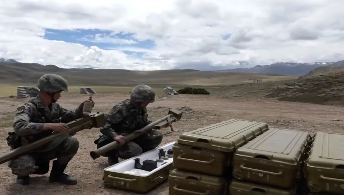 China realiza ejercicios militares con misiles en la frontera con India