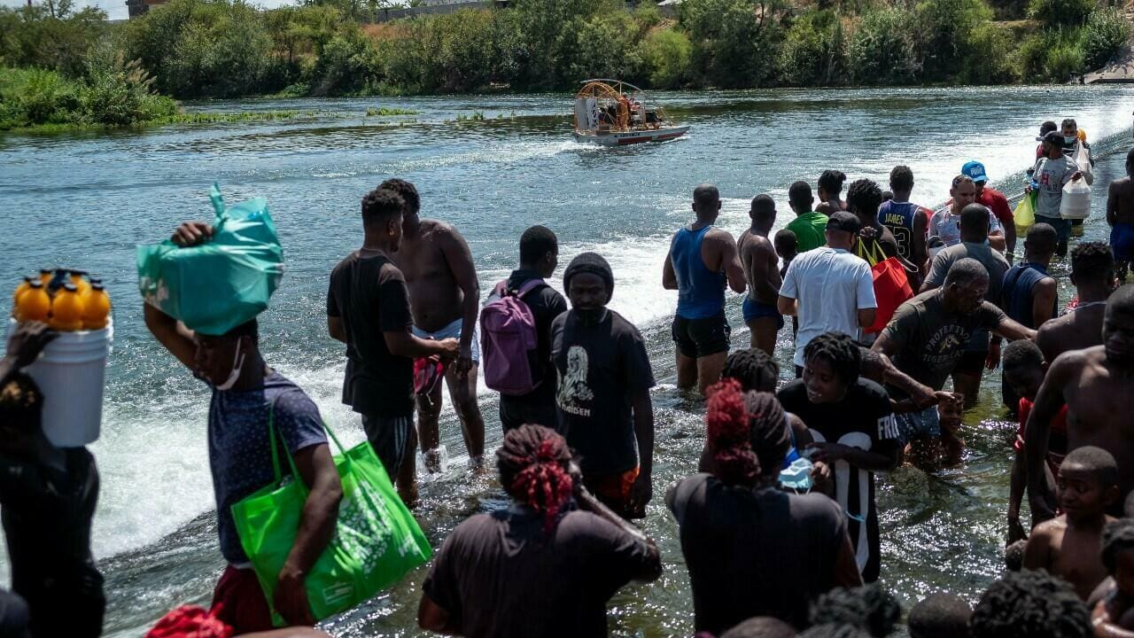 Crisis migratoria: decenas de haitianos asentados en la frontera de Texas esperan ingresar a Estados Unidos