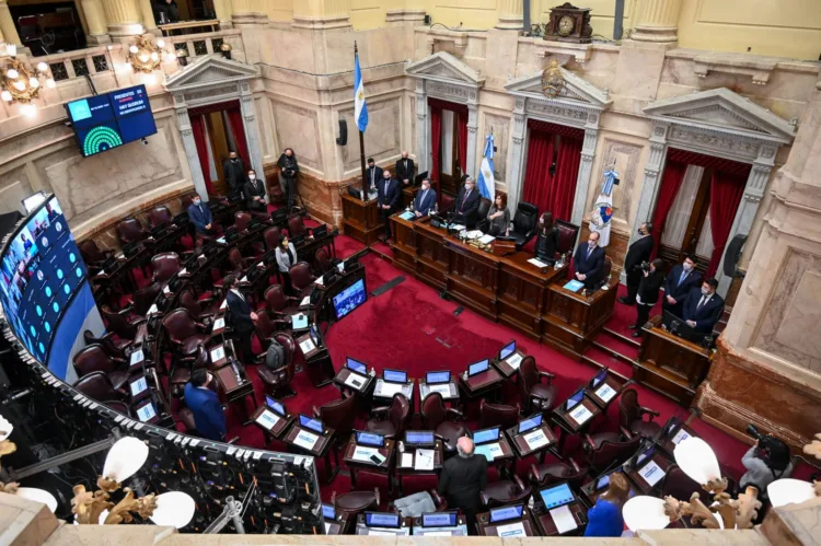 Sesión remota en el Senado de la Nación en la que se tratan pliegos diplomáticos y embajadores, proyectos de ley que declaran interés público la investigación, fabricación y adquisición de vacunas Covid-19 y  etiquetado de alimentos, y  retiro de proyectos para modificar la ley de Ministerio Público, el 29 de octubre 2020, en Buenos Aires; Argentina (Foto: Charly Diaz Azcue / Comunicación Senado).-
