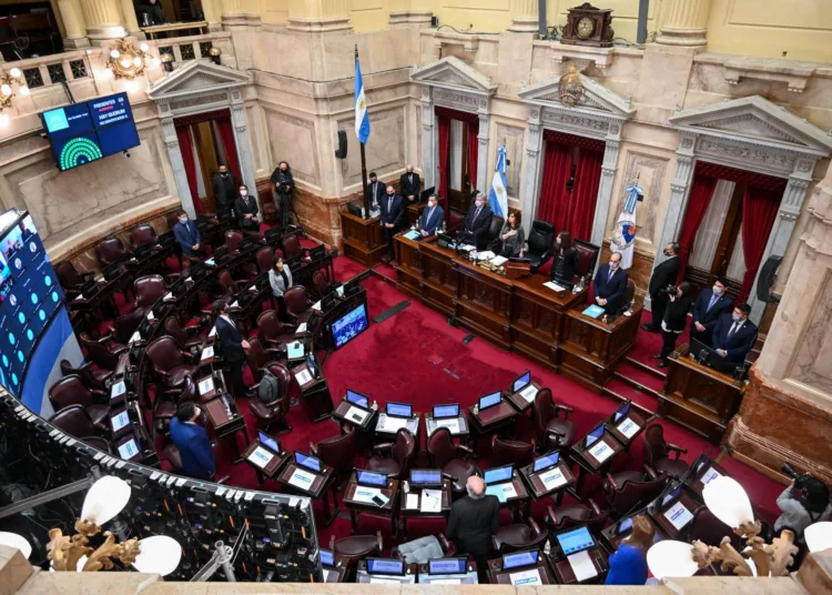 Sesión remota en el Senado de la Nación en la que se tratan pliegos diplomáticos y embajadores, proyectos de ley que declaran interés público la investigación, fabricación y adquisición de vacunas Covid-19 y etiquetado de alimentos, y retiro de proyectos para modificar la ley de Ministerio Público, el 29 de octubre 2020, en Buenos Aires; Argentina (Foto: Charly Diaz Azcue / Comunicación Senado).-