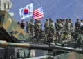 South Korea and US soldiers watch from an observation post during a joint live firing drill between South Korea and the US at the Seungjin Fire Training Field in Pocheon, 65 kms northeast of Seoul, on April 26, 2017. / AFP PHOTO / JUNG Yeon-Je