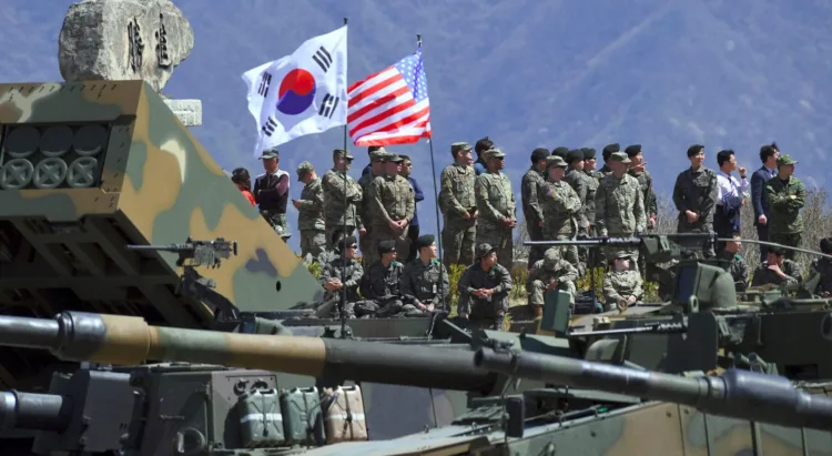 South Korea and US soldiers watch from an observation post during a joint live firing drill between South Korea and the US at the Seungjin Fire Training Field in Pocheon, 65 kms northeast of Seoul, on April 26, 2017. / AFP PHOTO / JUNG Yeon-Je