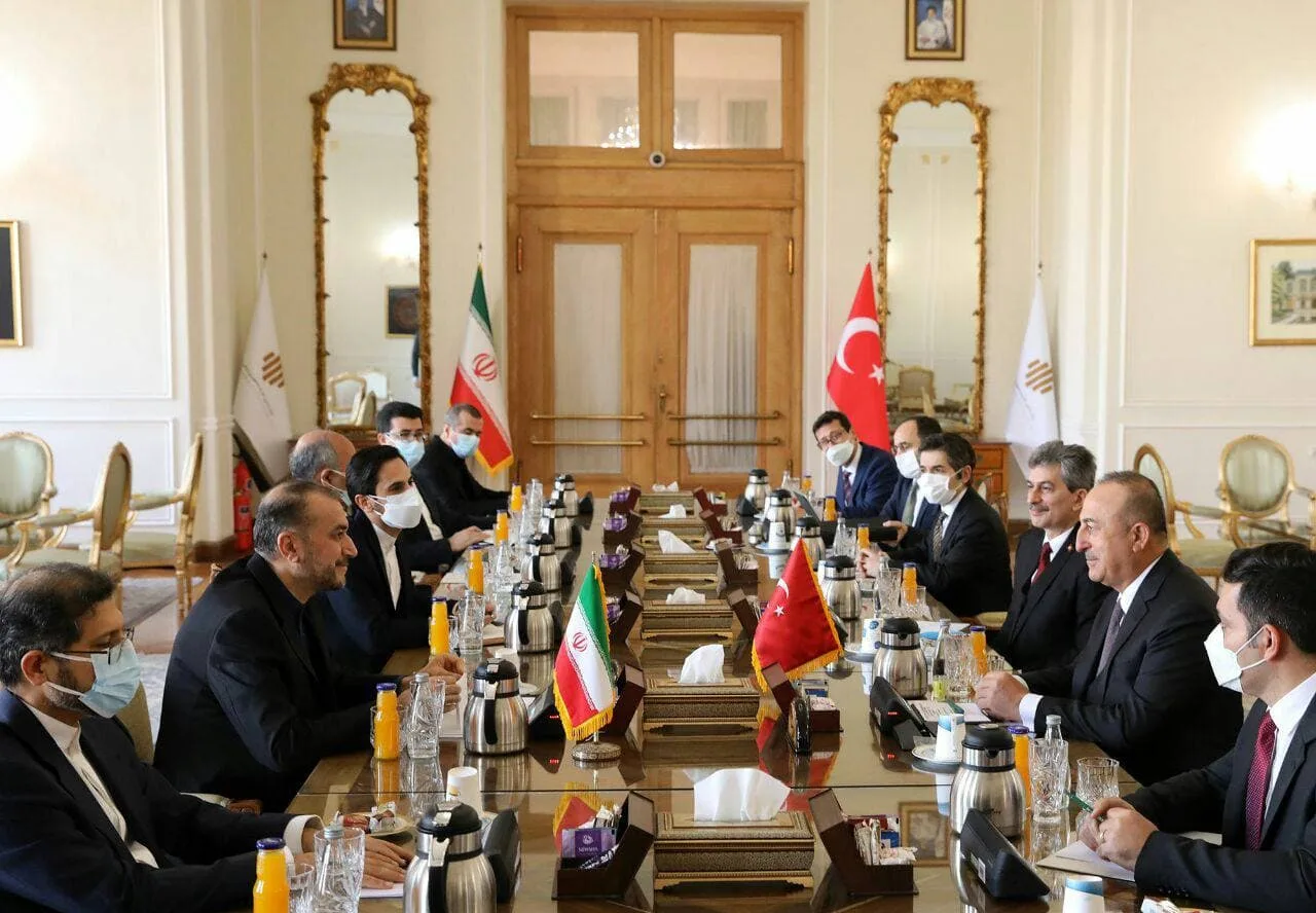 Irán y Turquía profundizan su cooperación con la reunión de sus Cancilleres