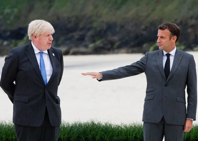 Carbis Bay (United Kingdom), 11/06/2021.- France's President Emmanuel Macron (R) gestures next to Britain's Prime Minister Boris Johnson, during the G7 summit in Carbis Bay, Cornwall, Britain, 11 June 2021. (Francia, Reino Unido) EFE/EPA/PHIL NOBLE / POOL