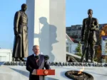 El presidente ruso Vladimir Putin pronuncia un discurso en el monumento a la Guerra Civil rusa en el Día de la Unidad, Sevastopol, Crimea, jueves 4 de noviembre de 2021. (AP Foto/Mikhail Metzel)