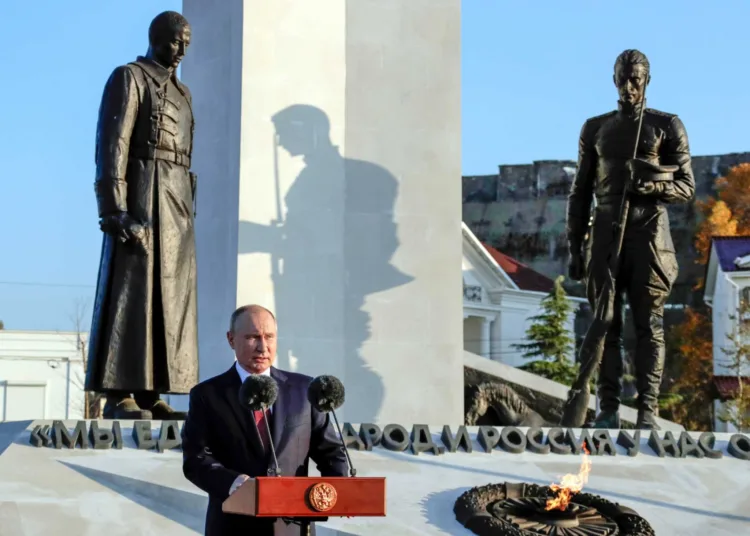 El presidente ruso Vladimir Putin pronuncia un discurso en el monumento a la Guerra Civil rusa en el Día de la Unidad, Sevastopol, Crimea, jueves 4 de noviembre de 2021. (AP Foto/Mikhail Metzel)