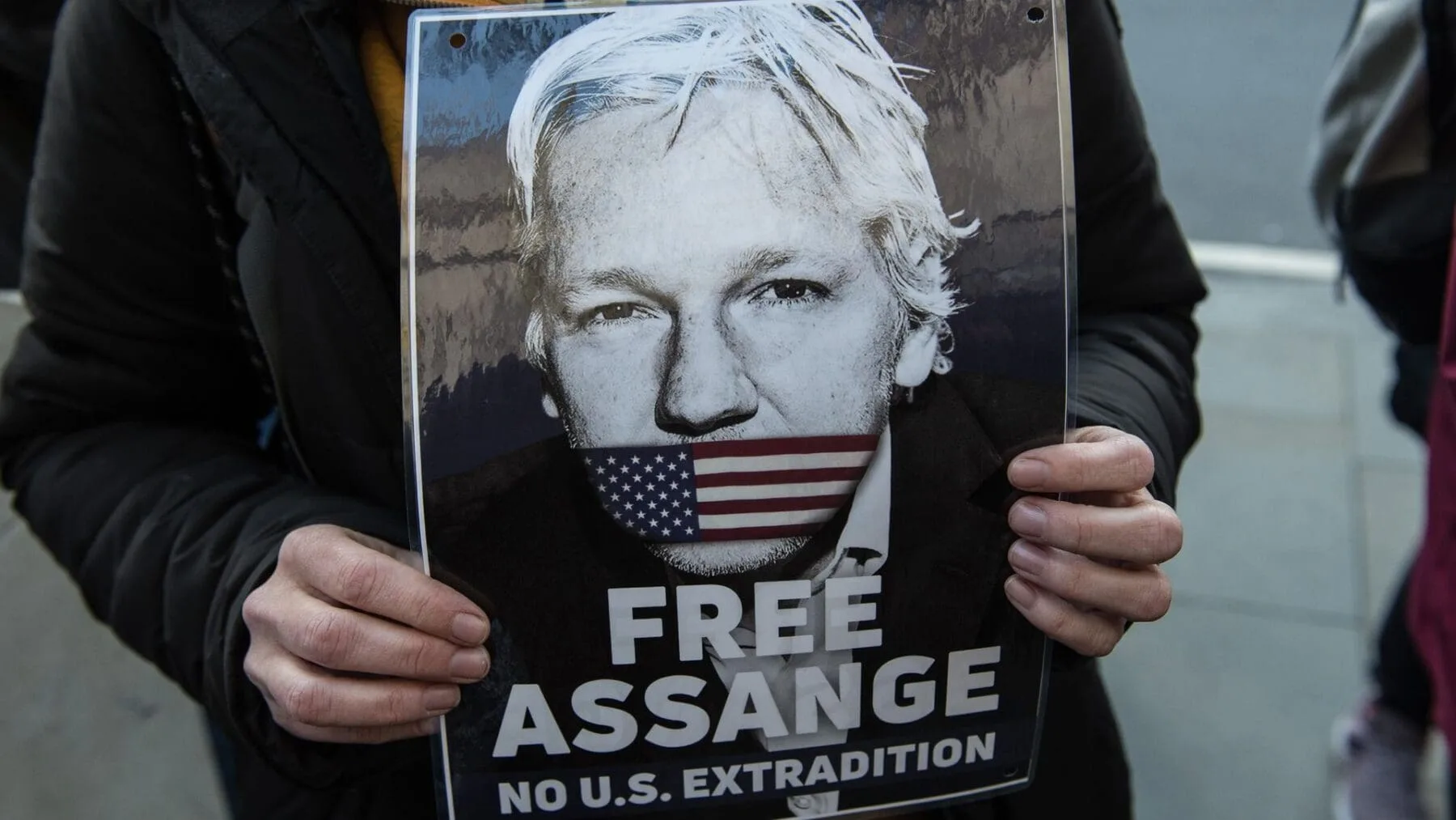 La salud de Assange está comprometida y no debería ser extraditado, según su esposa