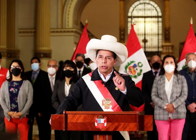 AME1666. LIMA (PERÚ), 29/11/2021.- Fotografía cedida por la Presidencia de Perú que muestra al presidente, Pedro Castillo, mientras habla en una locución presidencial hoy, en Lima (Perú). El presidente de Perú, Pedro Castillo, rechazó este lunes haber participado en reuniones "que hayan favorecido a intereses particulares", tras las investigaciones abiertas por la Contraloría y la Procuraduría a sus encuentros fuera de Palacio. EFE/ Juan Carlos Guzman Negrini / Presidencia de Perú/ SOLO USO EDITORIAL/ SOLO DISPONIBLE PARA ILUSTRAR LA NOTICIA QUE ACOMPAÑA (CRÉDITO OBLIGATORIO)