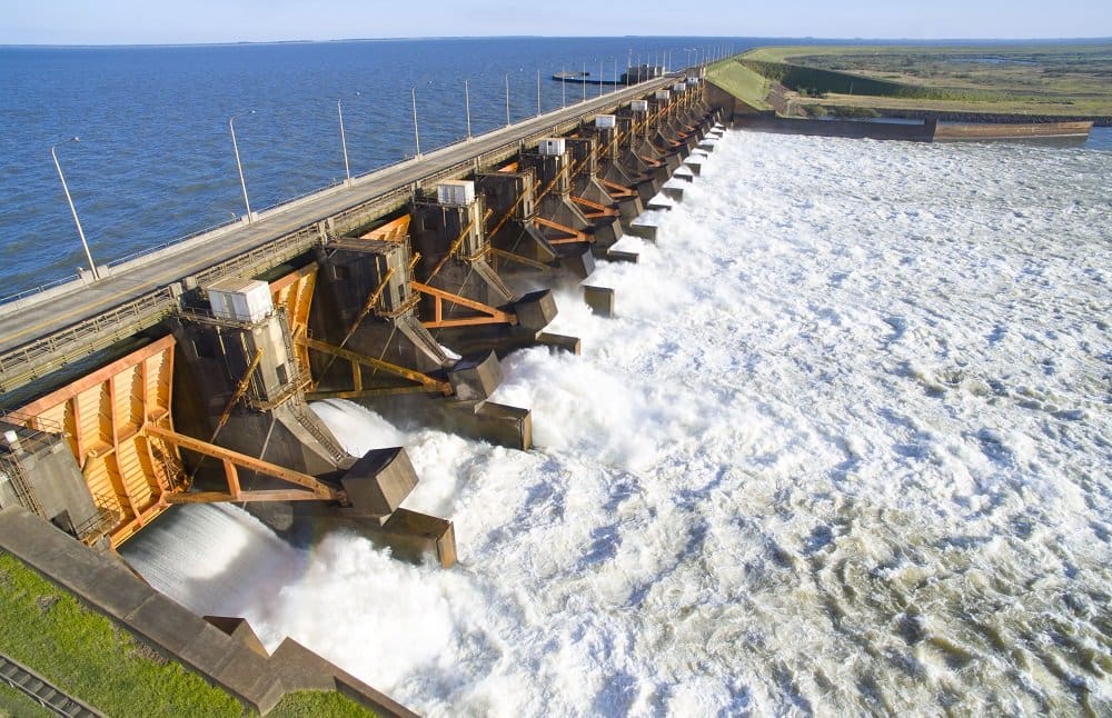 Argentina paga a Paraguay una parte de la energía vencida de Yacyretá