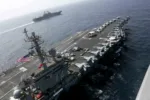En esta imagen del viernes 17 de mayo de 2019 proporcionada por la Marina de Estados Unidos, el USS Lincoln navega en aguas del Mar Arábigo cerca del buque anfibio de asalto USS Kearsarge.  (Especialista de primera clase en comunicación de masas Brian M. Wilbur, Marina de EEUU via AP)