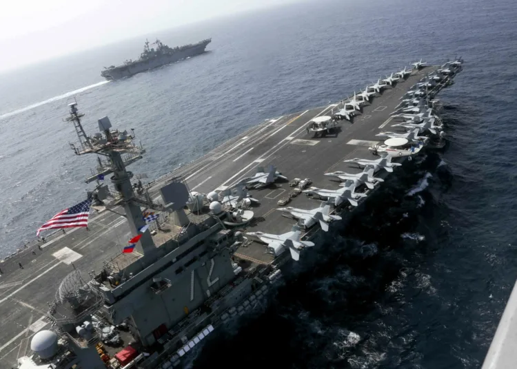 En esta imagen del viernes 17 de mayo de 2019 proporcionada por la Marina de Estados Unidos, el USS Lincoln navega en aguas del Mar Arábigo cerca del buque anfibio de asalto USS Kearsarge.