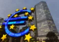Signo del Euro afuera de edificio gubernamental europeo