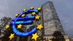 Signo del Euro afuera de edificio gubernamental europeo