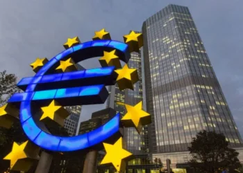 Signo del Euro afuera de edificio gubernamental europeo
